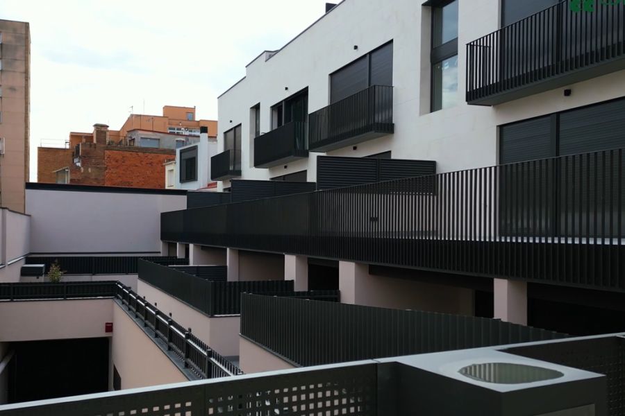 eEjecución de un edificio plurifamiliar y aparcamientos, entre medianeras