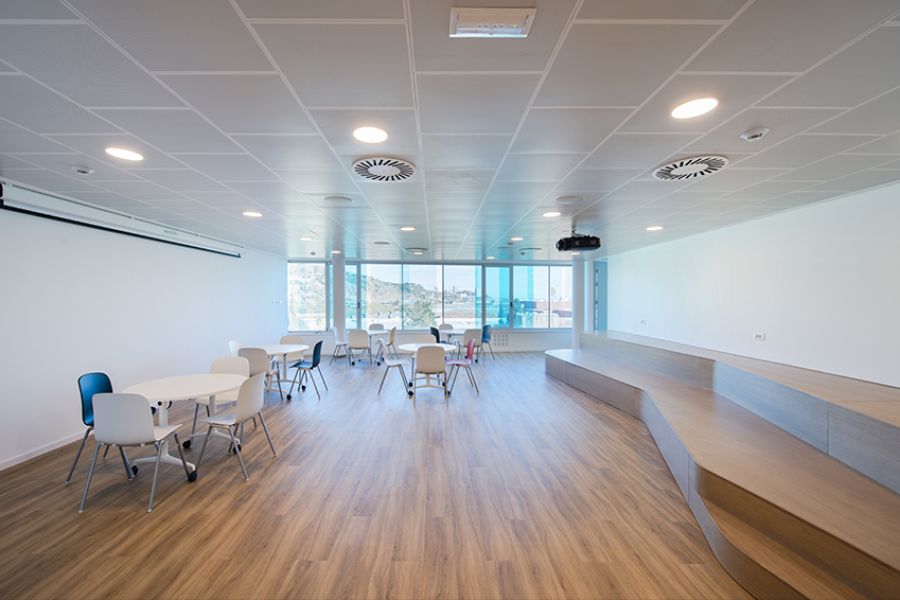 Reforma de oficinas para nueva sede del área del Besós de Aigües de Barcelona, nave de almacenamiento y aparcamiento