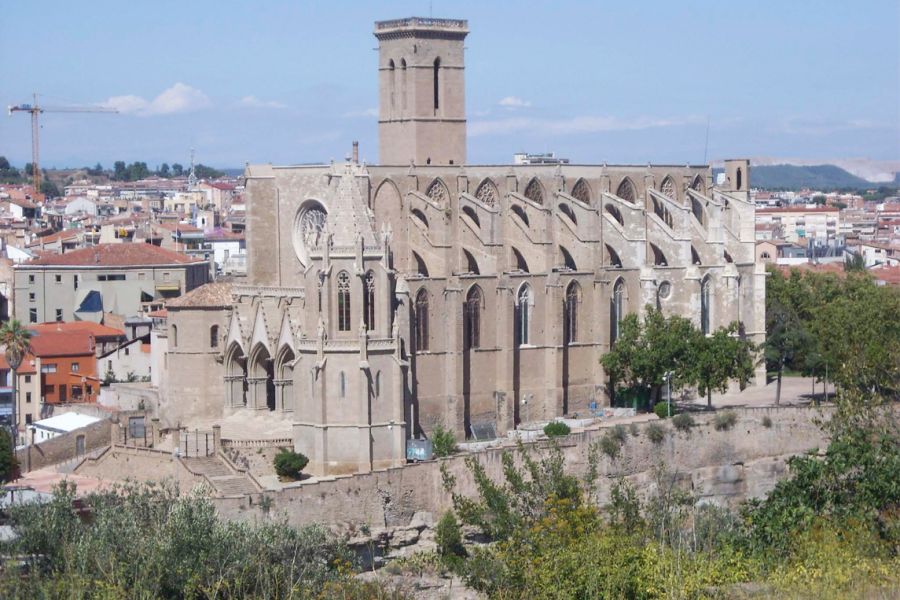 Ravalement de la façade principale et portique, et façade sud de la Basilique de la Seu. 