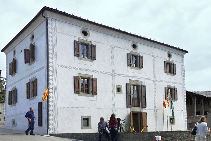 Adaptation et de rénovation du bâtiment de Cal Fanxico comme siège de la mairie de Bolvir et VRD, travaux de revêtement et installation de toilettes publiques à l'extérieur