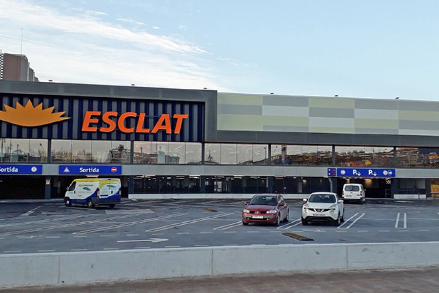 Construcció del centre comercial "Esclat" d'Igualada, amb zona recollida Supermercat-online, Minimercat, benzinera Esclatoil i rehabilitació de l'edifici existent (planta ajuntament. Serveis comuns)