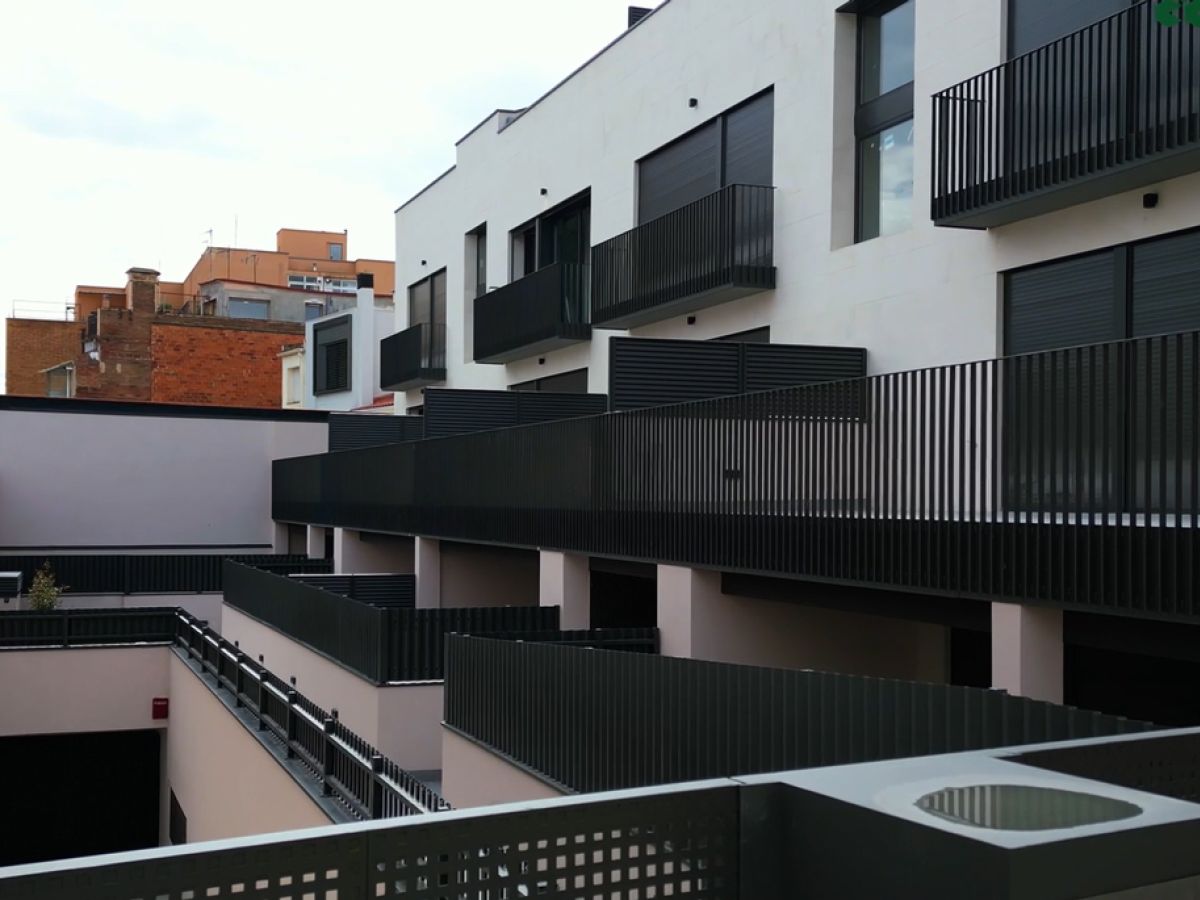 NUEVA EJECUCIÓN DE UN EDIFICIO PLURIFAMILIAR Y APARCAMIENTO EN TERRASSA