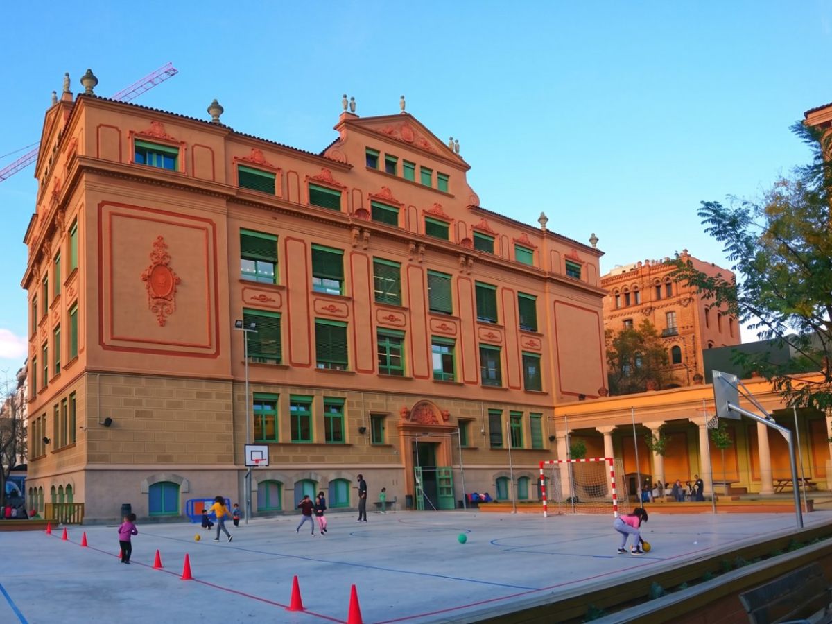  CLIMATIZACIÓN DE LOS COLEGIOS LA FARIGOLA DEL CLOT Y PERE VILA